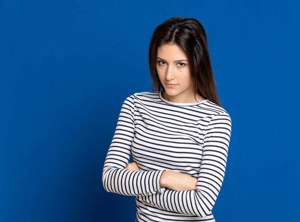 Aantrekkelijk Brunette Meisje Studio Een Blauwe Achtergrond — Stockfoto