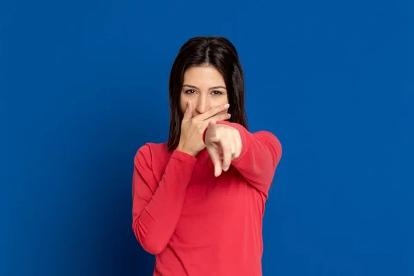 Menina Morena Atraente Vestindo Uma Camiseta Vermelha Fundo Azul — Fotografia de Stock