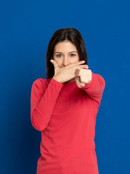 Menina Morena Atraente Estúdio Fundo Azul — Fotografia de Stock