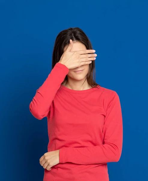 Aantrekkelijk Brunette Meisje Studio Een Blauwe Achtergrond — Stockfoto