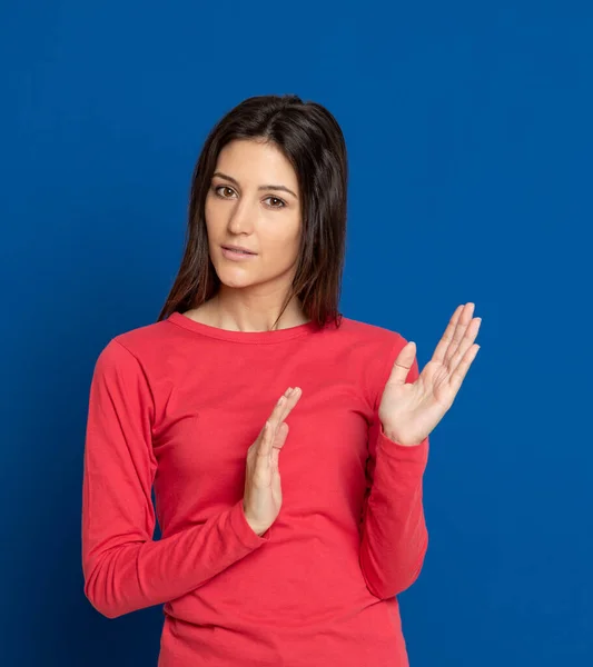 Menina Morena Atraente Estúdio Fundo Azul — Fotografia de Stock