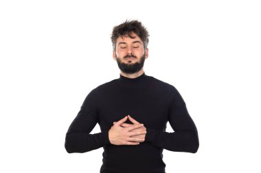 Siyahlı genç adam beyaz arka planda izole edilmiş.