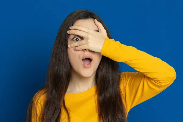 Menina Morena Usando Camisa Amarela Fundo Azul — Fotografia de Stock