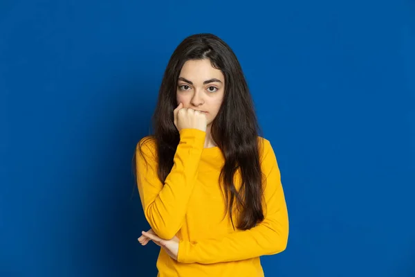 Menina Morena Usando Camisa Amarela Fundo Azul — Fotografia de Stock