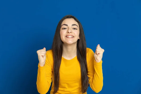 Menina Morena Usando Camisa Amarela Fundo Azul — Fotografia de Stock