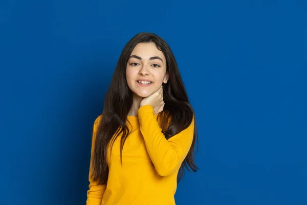 Menina Morena Usando Camisa Amarela Fundo Azul — Fotografia de Stock