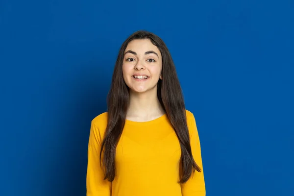 Esmer Genç Kız Mavi Arka Planda Sarı Forma Giyiyor — Stok fotoğraf