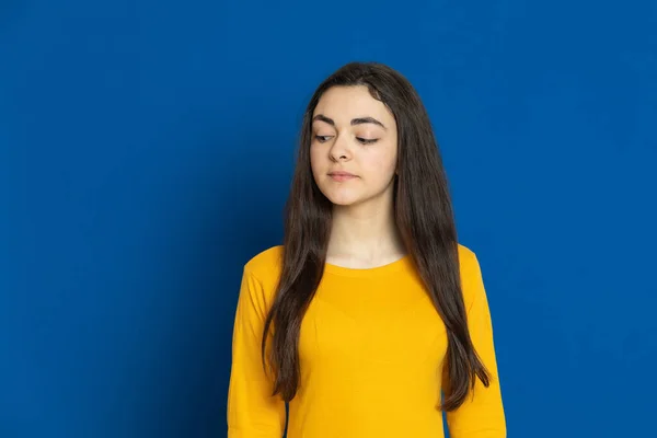 Menina Morena Usando Camisa Amarela Fundo Azul — Fotografia de Stock