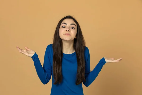 Brünettes Junges Mädchen Trägt Blaues Trikot Auf Gelbem Hintergrund — Stockfoto