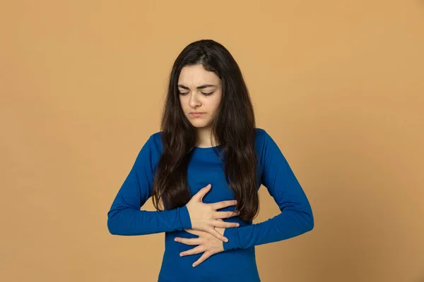 Morena Menina Vestindo Camisa Azul Fundo Amarelo — Fotografia de Stock