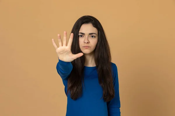 Chica Joven Morena Con Jersey Azul Sobre Fondo Amarillo —  Fotos de Stock