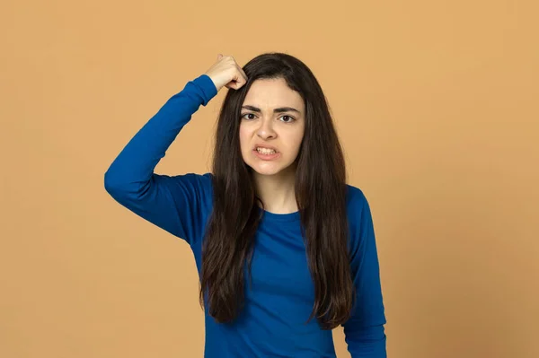 Brünettes Junges Mädchen Trägt Blaues Trikot Auf Gelbem Hintergrund — Stockfoto