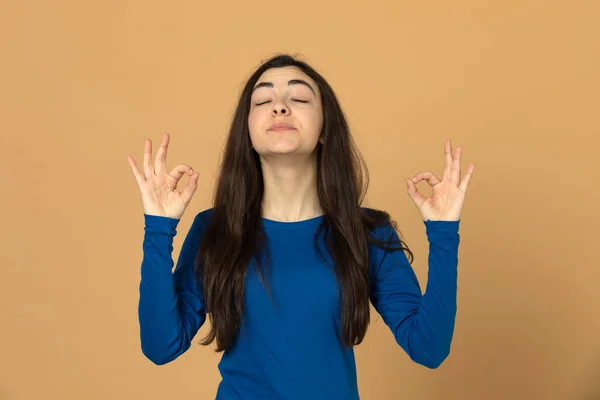 Morena Menina Vestindo Camisa Azul Fundo Amarelo — Fotografia de Stock