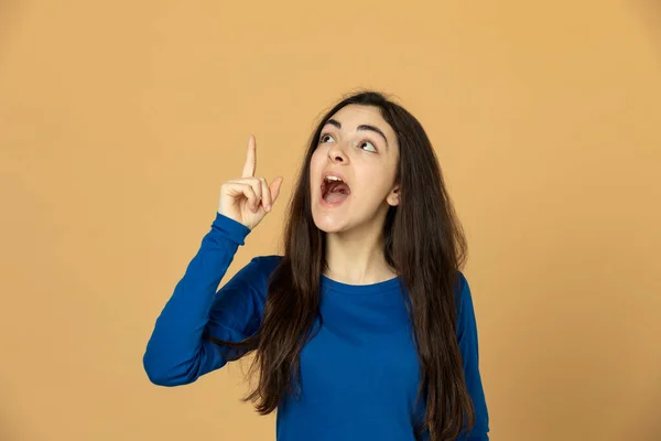 Chica Joven Morena Con Jersey Azul Sobre Fondo Amarillo —  Fotos de Stock