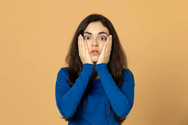 Morena Menina Vestindo Camisa Azul Fundo Amarelo — Fotografia de Stock