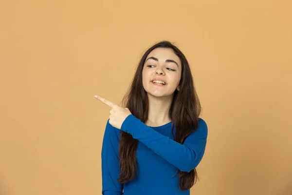 Brunette Jong Meisje Draagt Blauwe Trui Een Gele Achtergrond — Stockfoto