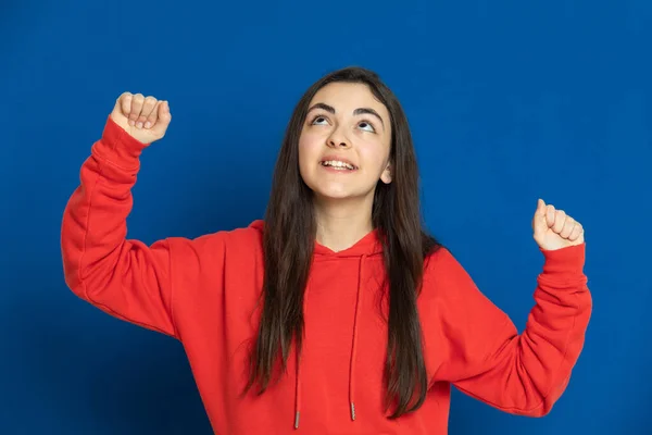 Esmer Genç Kız Mavi Arka Planda Kırmızı Forma Giyiyor — Stok fotoğraf