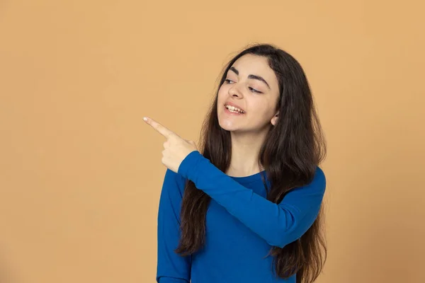 Chica Joven Morena Con Jersey Azul Sobre Fondo Amarillo —  Fotos de Stock