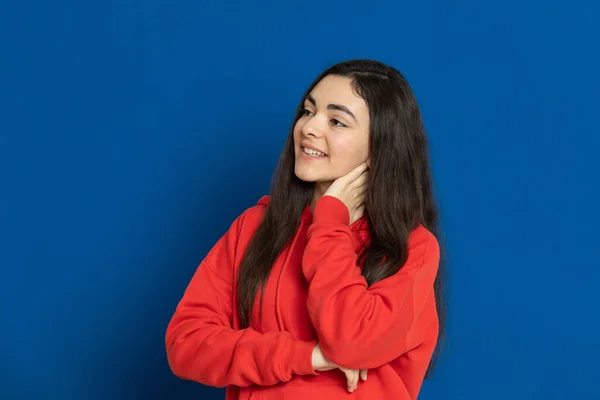 Morena Menina Vestindo Camisola Vermelha Fundo Azul — Fotografia de Stock