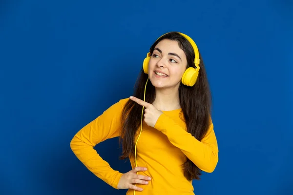 Menina Morena Usando Camisa Amarela Fundo Azul — Fotografia de Stock