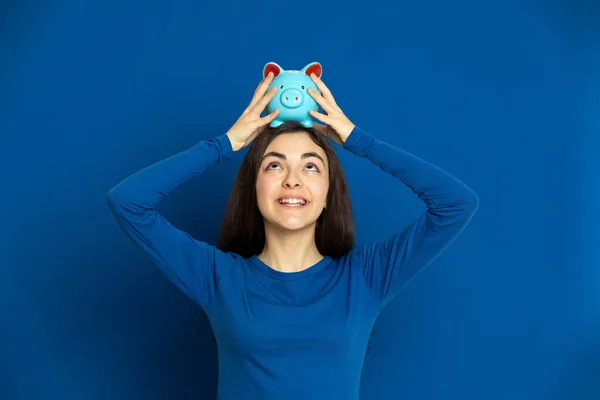 Morena Joven Con Jersey Azul Sobre Fondo Azul — Foto de Stock