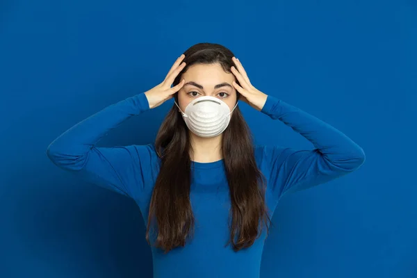 Morena Joven Con Jersey Azul Sobre Fondo Azul — Foto de Stock