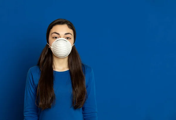 Morena Joven Con Jersey Azul Sobre Fondo Azul — Foto de Stock