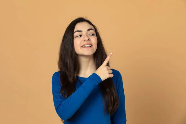 Morena Menina Vestindo Camisa Azul Fundo Azul — Fotografia de Stock