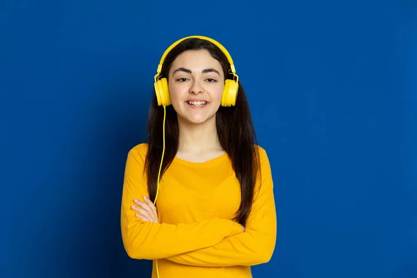 Menina Morena Usando Camisa Amarela Fundo Azul — Fotografia de Stock