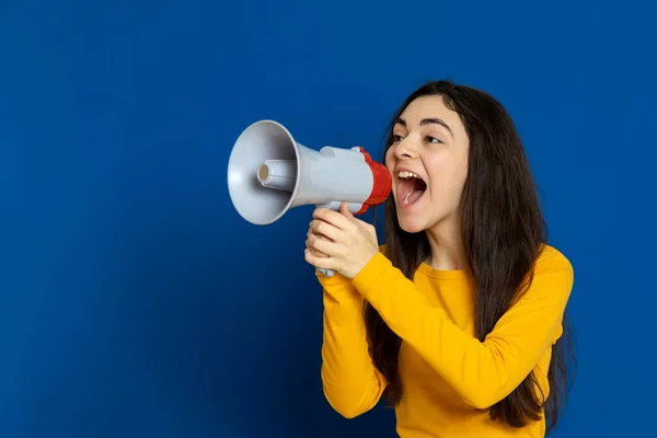 Brunette Jong Meisje Draagt Gele Trui Een Blauwe Achtergrond — Stockfoto