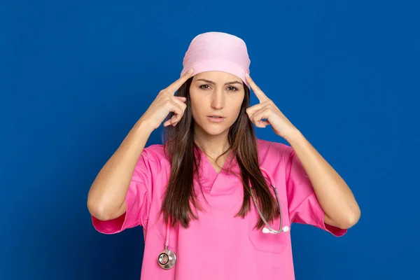 Giovane Medico Con Uniforme Rosa Sfondo Blu — Foto Stock