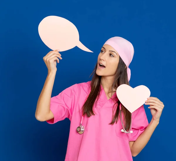 Médico Joven Con Uniforme Rosa Sobre Fondo Azul —  Fotos de Stock