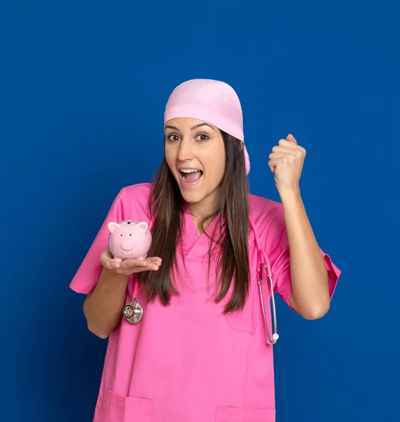 Médico Joven Con Uniforme Rosa Sobre Fondo Azul — Foto de Stock