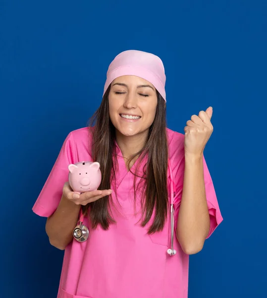 Jeune Médecin Avec Uniforme Rose Sur Fond Bleu — Photo
