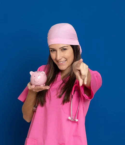 Ung Läkare Med Rosa Uniform Blå Bakgrund — Stockfoto