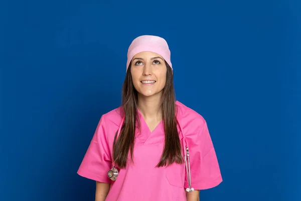 Ung Läkare Med Rosa Uniform Blå Bakgrund — Stockfoto