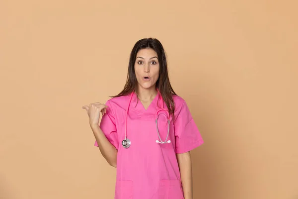Jovem Médico Vestindo Uniforme Rosa Fundo Amarelo — Fotografia de Stock