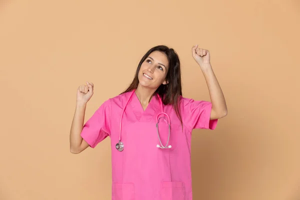 Mladý Lékař Růžové Uniformě Žlutém Pozadí — Stock fotografie