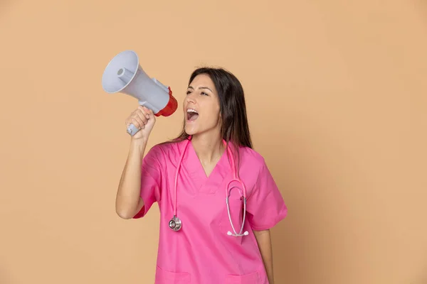Giovane Medico Indossa Uniforme Rosa Uno Sfondo Giallo — Foto Stock