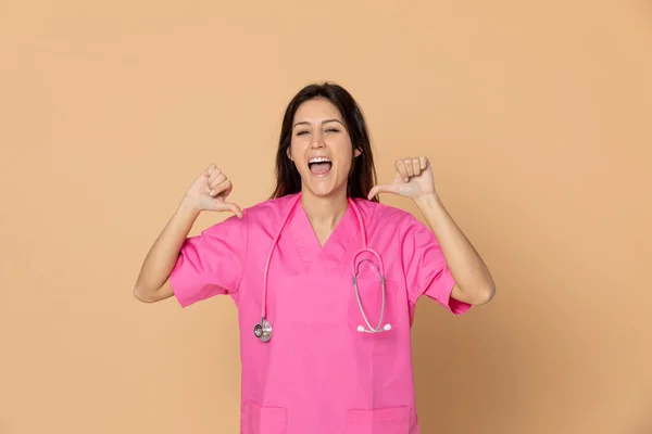 Ung Läkare Bär Rosa Uniform Gul Bakgrund — Stockfoto