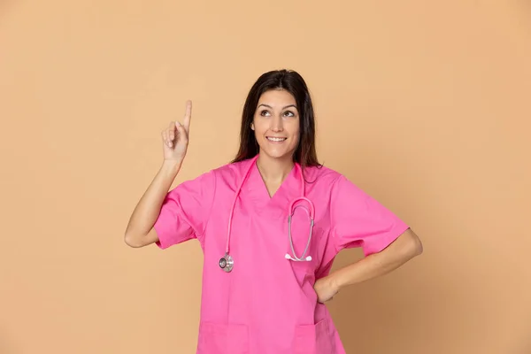 Fiatal Orvos Visel Rózsaszín Egyenruhát Sárga Alapon — Stock Fotó