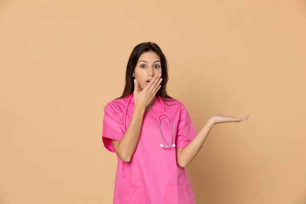 Jovem Médico Vestindo Uniforme Rosa Fundo Amarelo — Fotografia de Stock