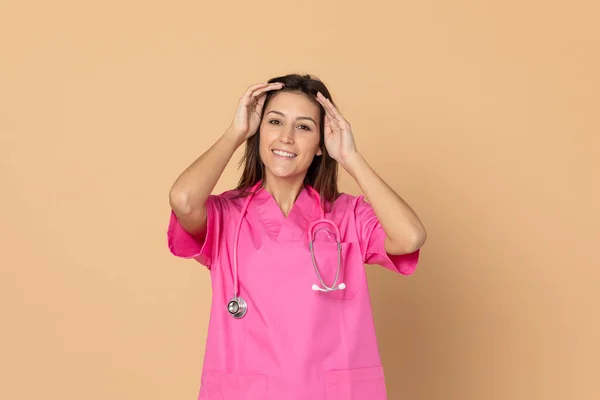 Jovem Médico Vestindo Uniforme Rosa Fundo Amarelo — Fotografia de Stock