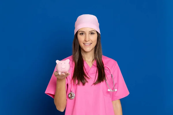 Jovem Médico Com Uniforme Rosa Fundo Azul — Fotografia de Stock