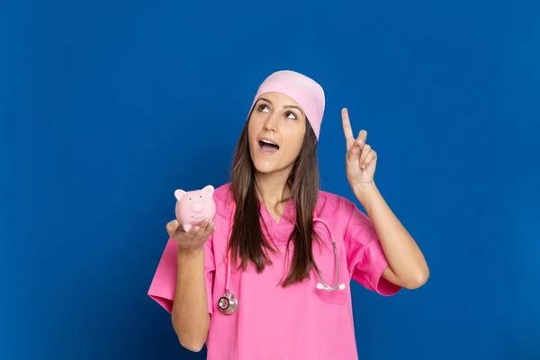 Médico Joven Con Uniforme Rosa Sobre Fondo Azul — Foto de Stock