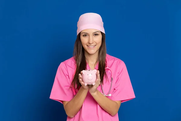 Jonge Arts Met Een Roze Uniform Een Blauwe Achtergrond — Stockfoto