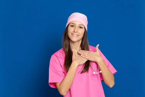 Giovane Medico Con Uniforme Rosa Sfondo Blu — Foto Stock