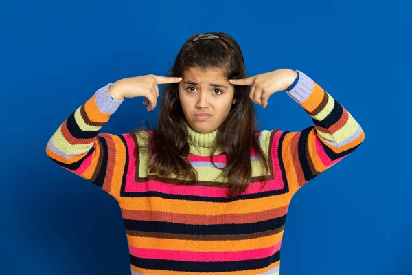 Adorable Fille Préadolescence Avec Jersey Rayé Sur Fond Bleu — Photo