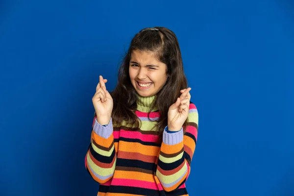 Liebenswertes Preteen Mädchen Mit Gestreiftem Jersey Auf Blauem Hintergrund — Stockfoto