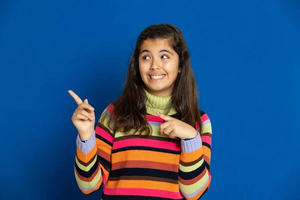 Liebenswertes Preteen Mädchen Mit Gestreiftem Jersey Auf Blauem Hintergrund — Stockfoto